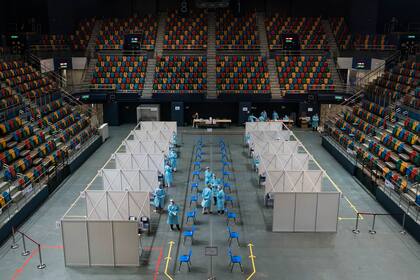 Una vista general de un sitio de prueba improvisado para detectar infecciones por coronavirus en el Estadio Queen Elizabeth en Hong Kong el 1 de septiembre de 2020