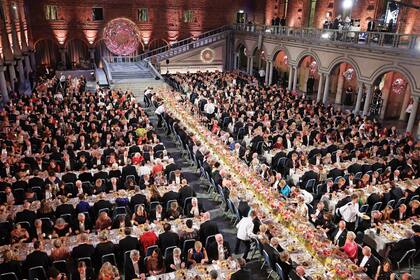 Una vista general del banquete, en el Ayuntamiento de Estocolmo. Ese mismo domingo, pero en el Ayuntamiento de Oslo, capital de Noruega, la familia real –los reyes Harald y Sonia, y los príncipes Haakon de Noruega Mette-Marit– dijo presente en la entrega de los premios Nobel de la Paz