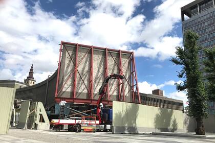 Una vista general del edificio de oficinas Y-block, adornado con un mural de concreto de los artistas Pablo Picasso y Carl Nesjar, mientras los trabajadores comienzan a desmontar el mural antes de que el edificio sea demolido, en el centro de Oslo