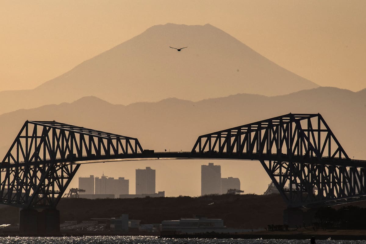 Una vista general muestra el monte Fuji, la montaña más alta de Japón, y el puente Gate desde Urayasu, el 19 de febrero de 2021