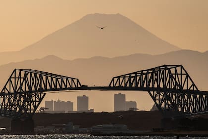 Una vista general muestra el monte Fuji, la montaña más alta de Japón, y el puente Gate desde Urayasu, el 19 de febrero de 2021