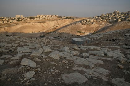 Una vista general muestra la zona E1, un terreno al este de Jerusalén entre el asentamiento israelí de Maale Adumim, a la izquierda, y la población de Eizariya, a la derecha, en la ocupada Cisjordania, el jueves 14 de agosto de 2025.