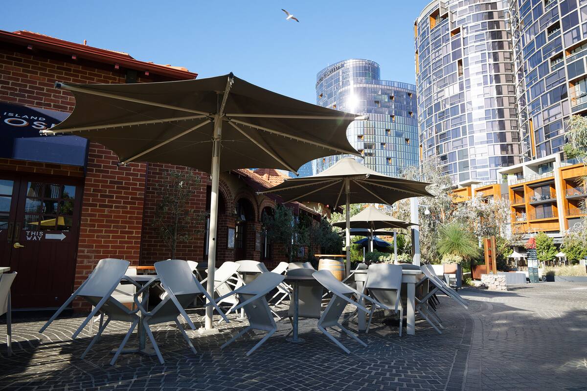 Una vista general muestra un restaurante vacío en el área normalmente concurrida de Elizabeth Quay en Perth el 31 de enero de 2021