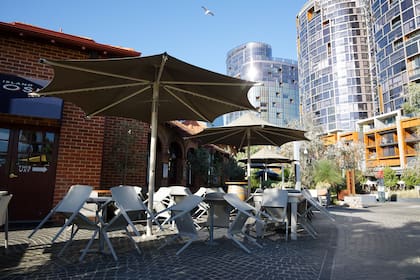 Un restaurante vacío en el área normalmente concurrida de Elizabeth Quay, en la ciudad occidental de Perth; el gobierno de Australia acudió a estrictos bloqueos de la actividad comercial y gastronómica ante la pandemia por coronavirus