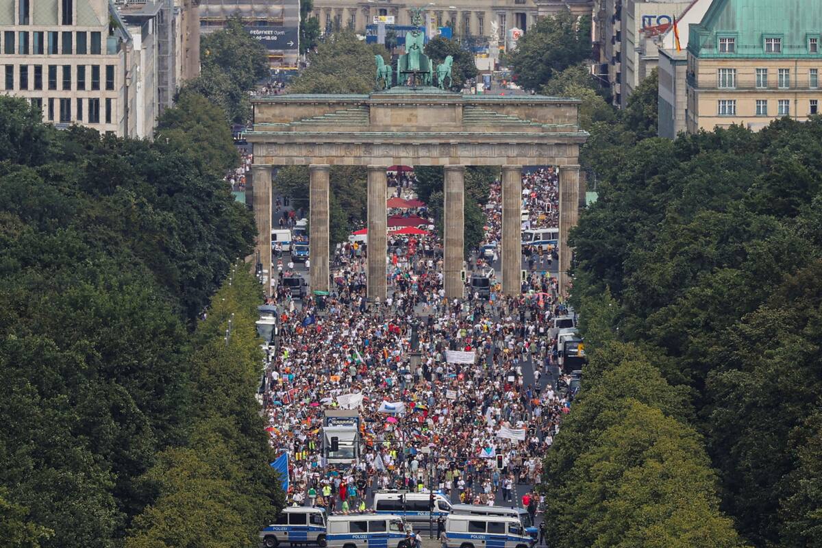 Una vista general muestra una protesta cerca de la Puerta de Brandenburgo contra las restricciones del gobierno en medio del brote de la enfermedad por coronavirus (COVID-19), en Berlín