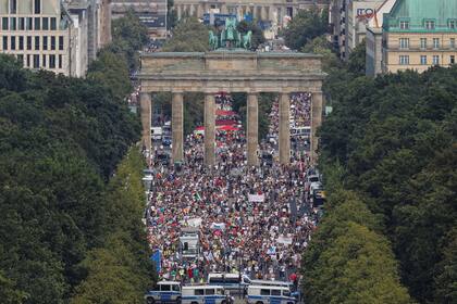Una vista general muestra una protesta cerca de la Puerta de Brandenburgo contra las restricciones del gobierno, en medio del brote de la enfermedad por coronavirus, en Berlín