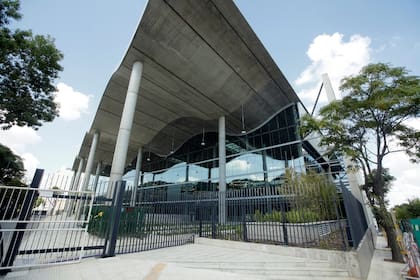 La Casa de Gobierno de la Ciudad, diseñada por Norman Foster, incorporó principios de arquitectura sustentable, destacándose por su eficiencia energética y compromiso con el medio ambiente