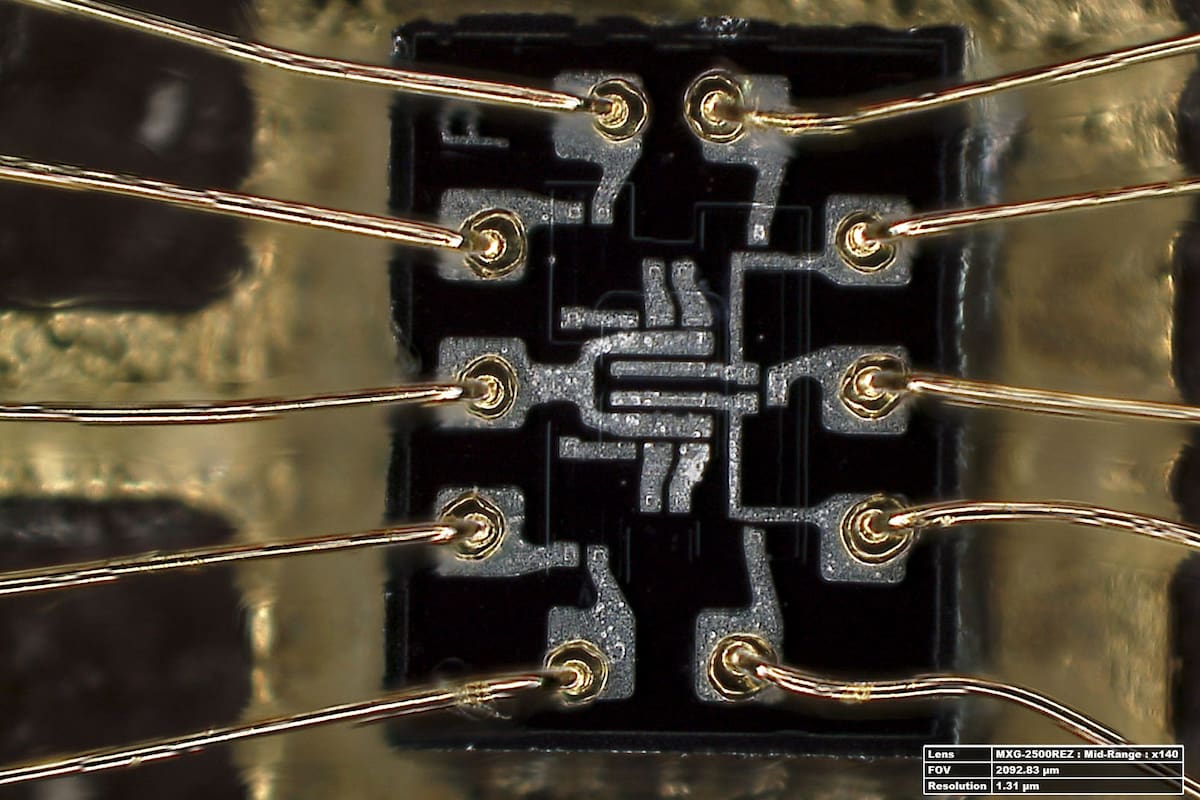 Una vista microscópica de la "puerta NOR" dual de tres elementos, en el interior de un chip de silicio utilizado en la nave Apolo