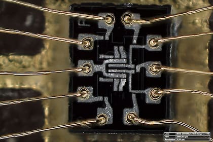 Una vista microscópica de la "puerta NOR" dual de tres elementos, en el interior de un chip de silicio utilizado en la nave Apolo