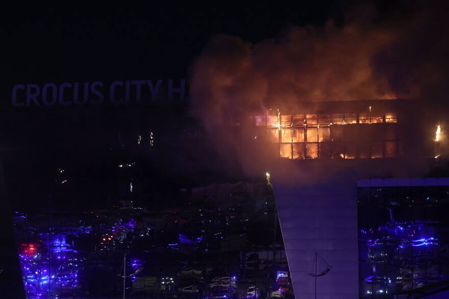 Description: Una vista muestra la sala de conciertos Crocus City Hall en llamas tras el tiroteo en Krasnogorsk, en las afueras de Moscú, el 22 de marzo de 2024