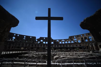 Una vista muestra una cruz en el Coliseo, que se volvió a abrir al público el 1 de junio de 2020 en Roma