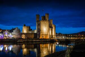 Una vista nocturna del castillo de Caernarfon