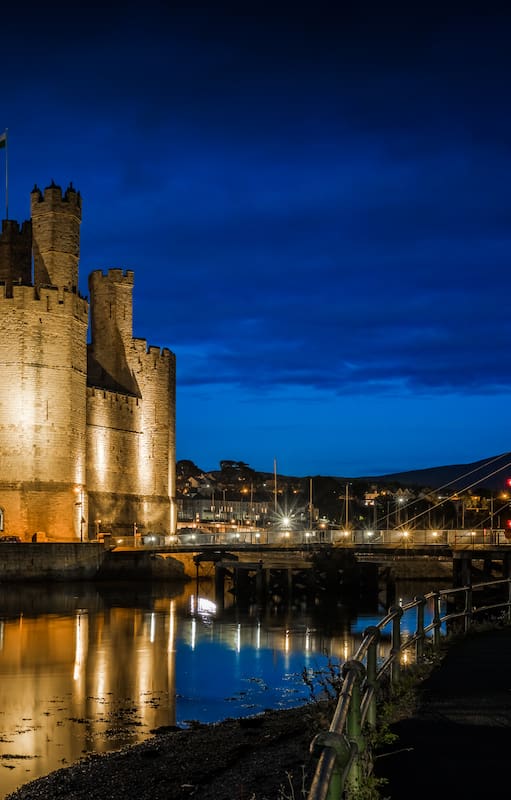Una vista nocturna del castillo de Caernarfon
