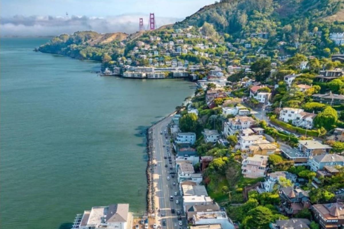 Una vista panorámica de la ciudad, con el puente Golden Gate de fondo
