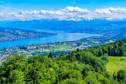 Una vista panorámica sobre el lago de Zúrich en Suiza, con los Alpes de fondo