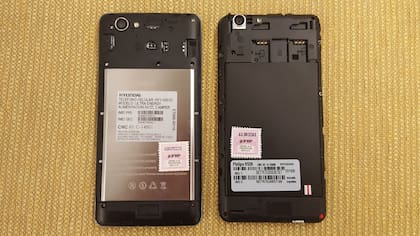 Una vista posterior de los Hyundai Ultra Energy y Philips V526, con enormes baterías de 5000 mAh fijas