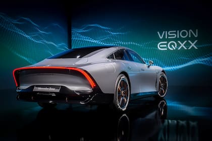 Una vista trasera del Vision EQXX, el prototipo de auto eléctrico de Mercedes-Benz