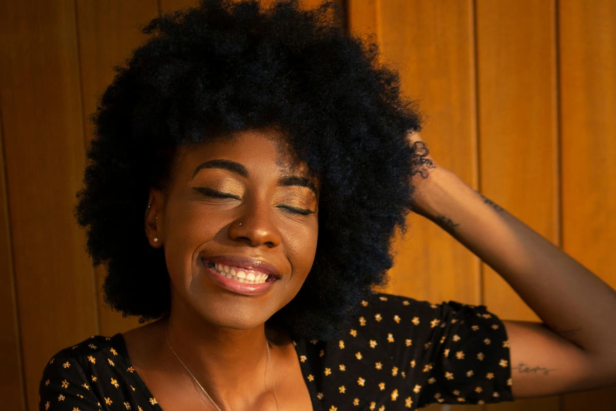 Una vitamina propiciaría el desarrollo de un pelo sano, fuerte y sin peligro a caerse