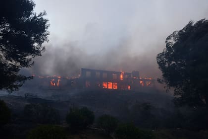 Una vivienda arde durante un incendio que azota el vecindario Pacific Palisades, en Los Ángeles, el 7 de enero de 2025. (AP Foto/Etienne Laurent)