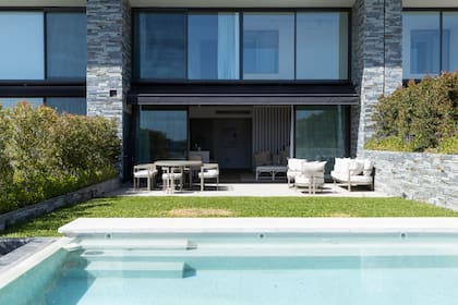 Una vivienda con jardín, pileta, espacios amplios y vistas al agua, dentro de un proyecto que suma amenities, seguridad, servicios y espacios comunes.