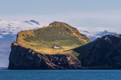 Una vivienda en una remota isla de Islandia lleva abandonada casi 100 años y es considerada "la casa más solitaria del mundo"