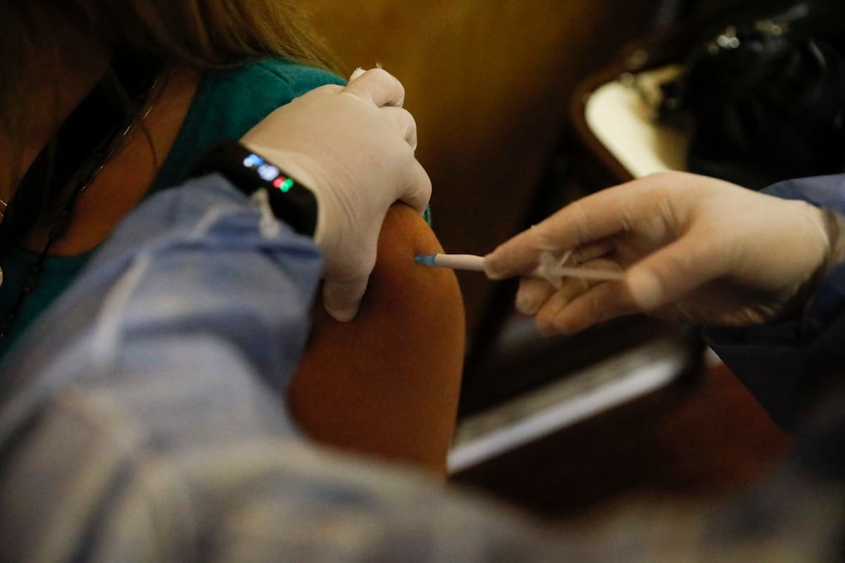 Una voluntaria recibe la primera dosis, aunque no sabe si le aplicaron placebo o la vacuna; a los 21 días volverá al Hospital Militar por la segunda dosis