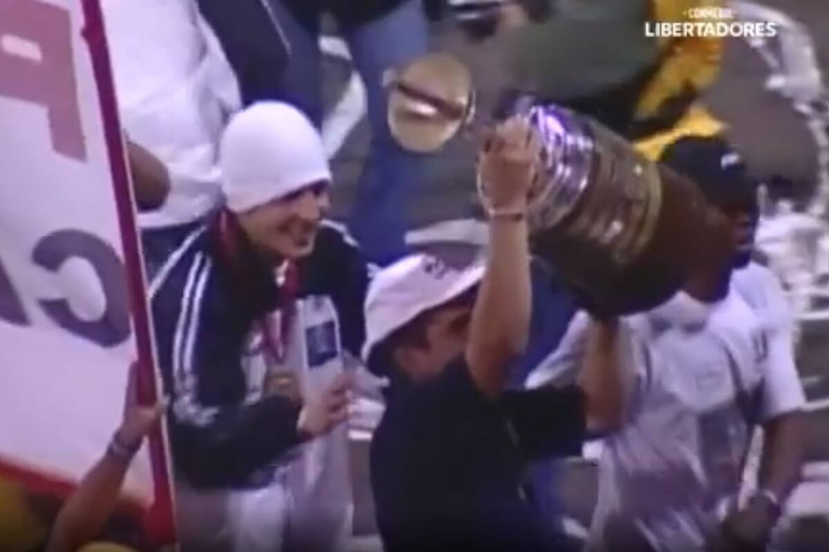 Una vuelta olímpica accidentada de Once Caldas, con la copa rota