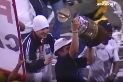 Una vuelta olímpica accidentada de Once Caldas, con la copa rota