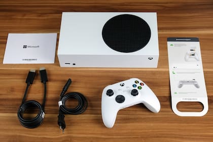 Una Xbox Series S, con un precio internacional de 299 dólares