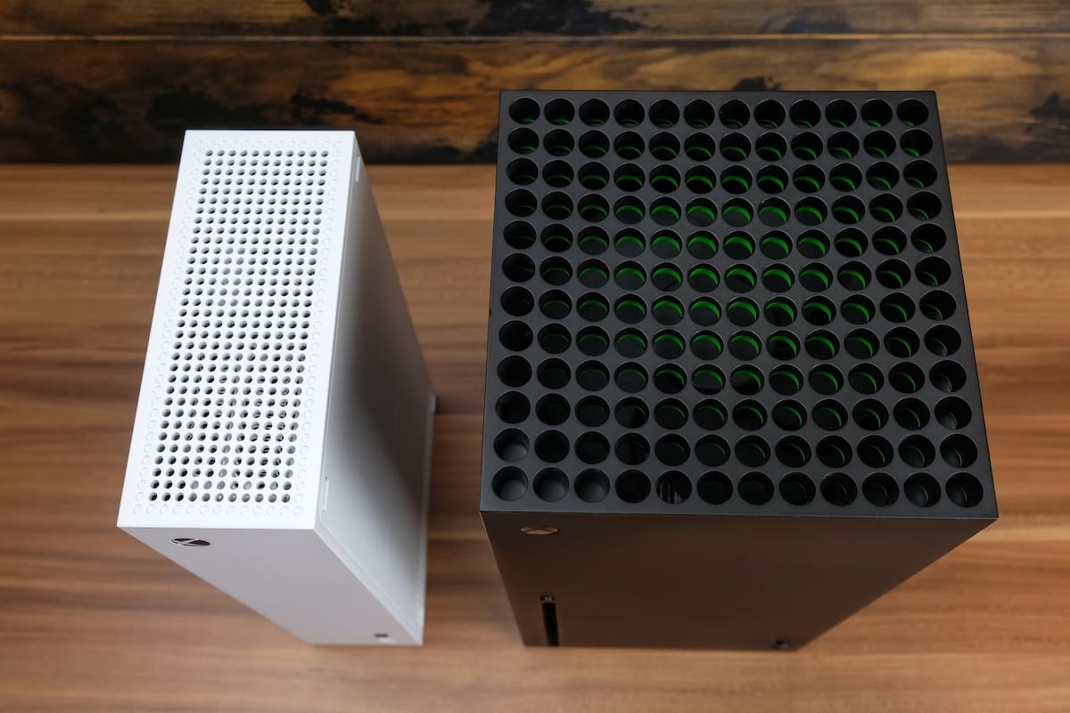 Una Xbox Series S y una Series X; Microsoft dice que la demanda de sus consolas supera su capacidad de producción, y que recién logrará equilibrarla en 2021