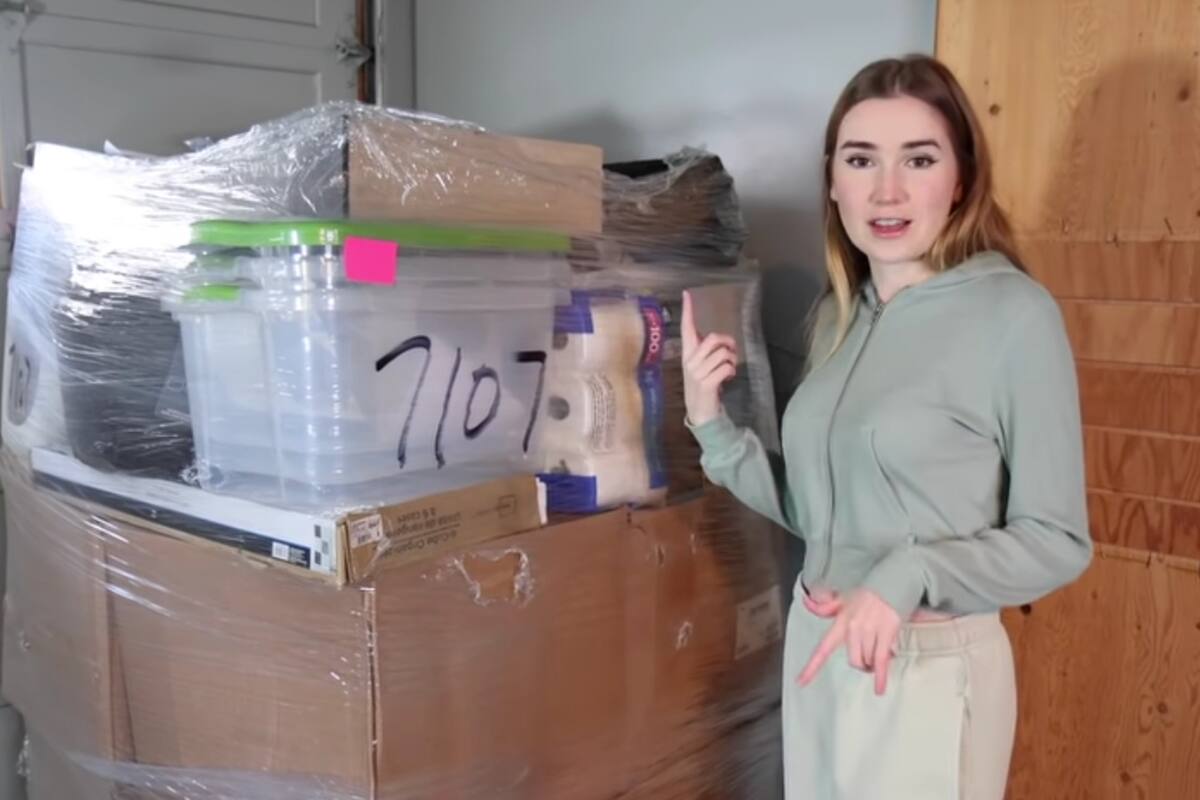 Una youtuber compró la caja de devolución que vende Amazon y se sorprendió con los 215 artículos que recibió