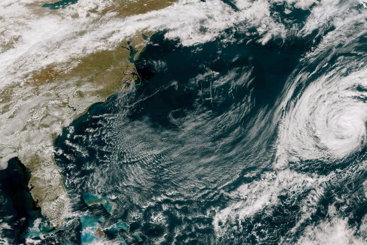 Una zona de baja presión tiene 40% de probabilidad de convertirse en depresión tropical y se aproxima a las costas del noreste de Florida (Foto, NOAA vía AP)