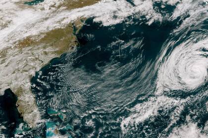 Una zona de baja presión tiene 40% de probabilidad de convertirse en depresión tropical y se aproxima a las costas del noreste de Florida (Foto, NOAA vía AP)
