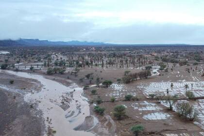 Una zona desértica inundada tras fuertes lluvias en Tazarine, en el sur de Marruecos, el domingo 8 de septiembre de 2024. (AP Foto)