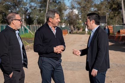 Uñac, con Luis Vivona y Leonardo Nardini, referentes peronistas de Malvinas Argentinas