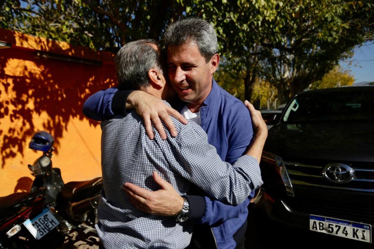 Uñac, el 14 de mayo, al llegar a votar en la localidad de Pocito, donde fue dos veces intendente