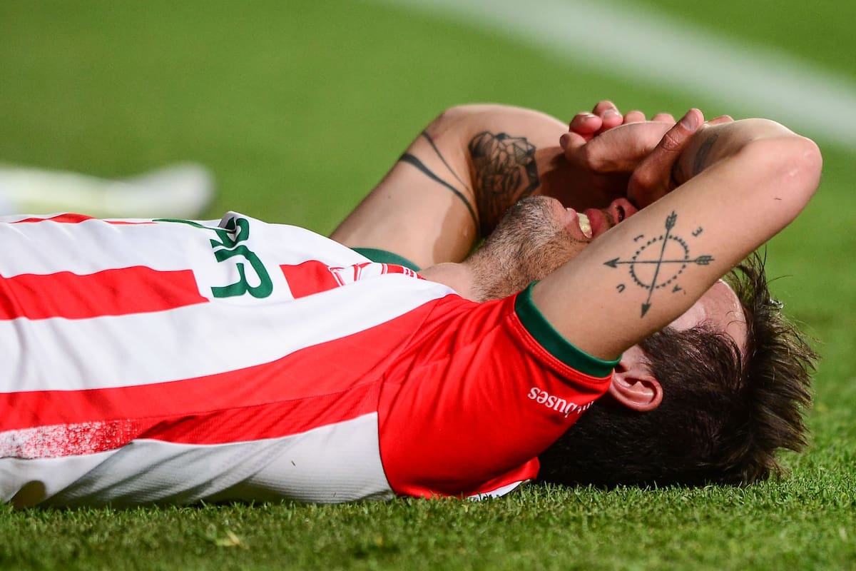 Unai Bilbao, del Necaxa, se lesionó con un clavo que sostenía un cartel de publicidad