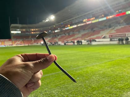 Unai Bilbao, del Necaxa, se lesionó con un clavo que sostenía un cartel de publicidad