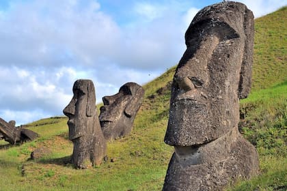 Unas 1.000 estatuas de piedra, conocidas como moáis, se alzan en la Isla de Pascua.