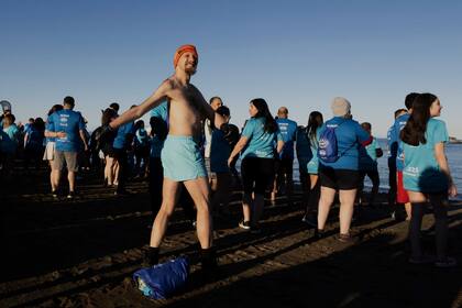 Unas 1.400 personas se zambullen en las frías aguas del estrecho de Magallanes en Chile