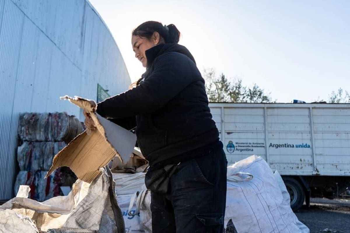 Unas 200 mil personas en el país viven de la recuperación de residuos, según datos de la Federación Argentina de Cartoneros, Carreros y Recicladores