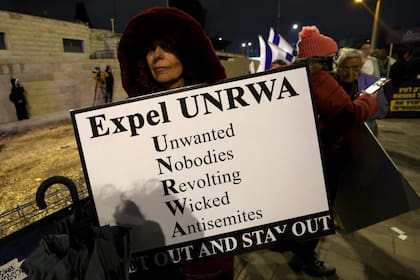 Unas 200 personas demandaron el desmantelamiento de la agencia de la ONU para los refugiados palestinos (UNRWA) frente a su sede en Jerusalén Este, territorio ocupado y anexionado por Israel