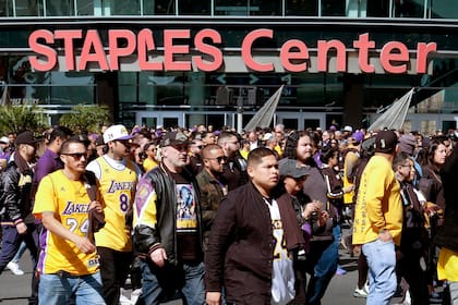 Unas 20.000 personas acudieron a la despedida a la ex estrella de Los Angeles Lakers; lo recaudado por entradas será destinado a su fundación.