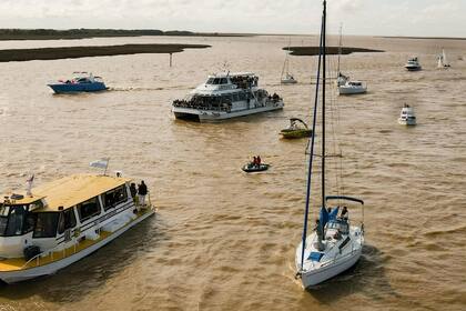 Unas 30 embarcaciones participaron de la caravana náutica por los festejos de San Isidro Labrador