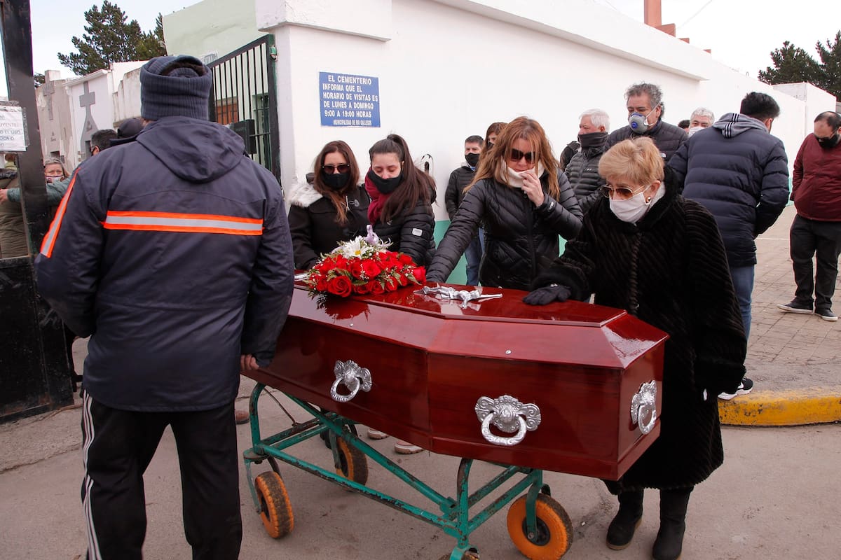 Unas 50 personas se acercaron a despedir los restos de Fabián Gutiérrez