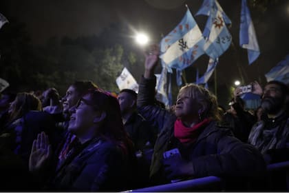 Unas 5000 personas escucharon a Cristina Kirchner desde la calle; hubo insultos a Macri