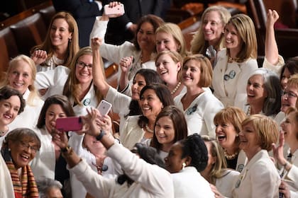Unas 70 legisladoras demócratas se vistieron de blanco anteanoche, durante el discurso del Estado de la Unión