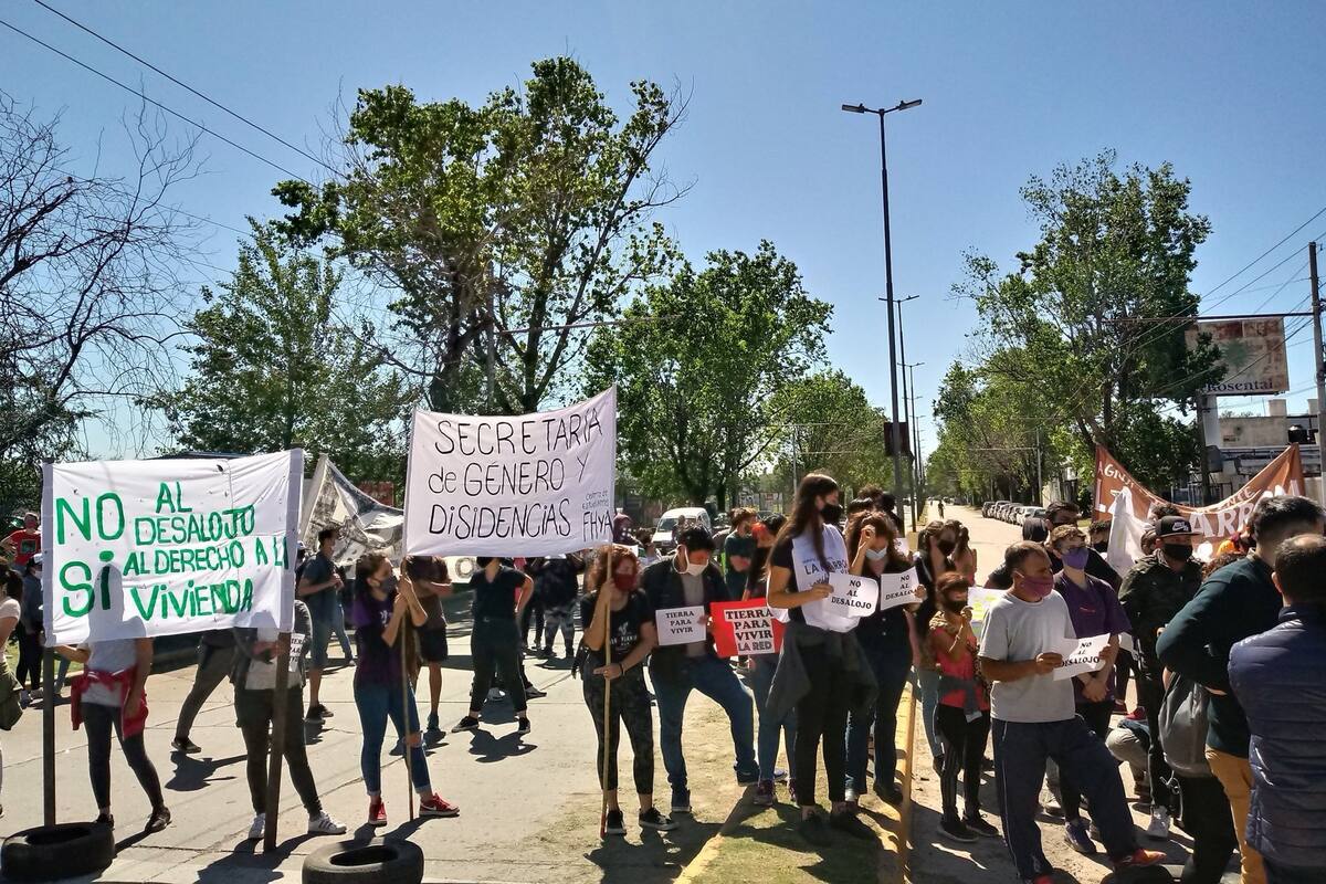 Unas 80 familias que ocupan un predio cortaron la calle en las inmediaciones del Mercado de Concentración de Fisherton, que provee de verduras a todo Rosario
