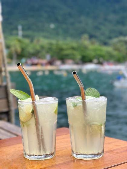 Unas caipis en Bar do Che, uno de los emprendimientos de Juani Echayre en Ilha Grande.