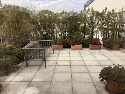 Unas de las terrazas de la casa tiene forma cuadrada y está en el primer piso